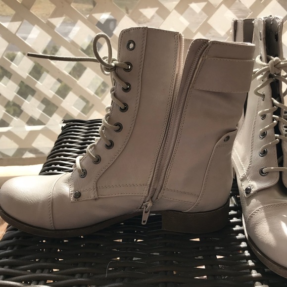 Ivory/beige ankle boots by Guess - Picture 3 of 7